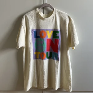 Harry Styles LOT23-merch  - Säljer min Harry Styles LOVE ON TOUR 23 t-shirt i storlek M 💞 T-shirten är köpt på hans konsert i Horsens, Danmark för 350 dkk ≈ 550 sek och är helt oanvänd!! 🙌🏼 Säljs då den tyvärr är för stor på mig 🤗