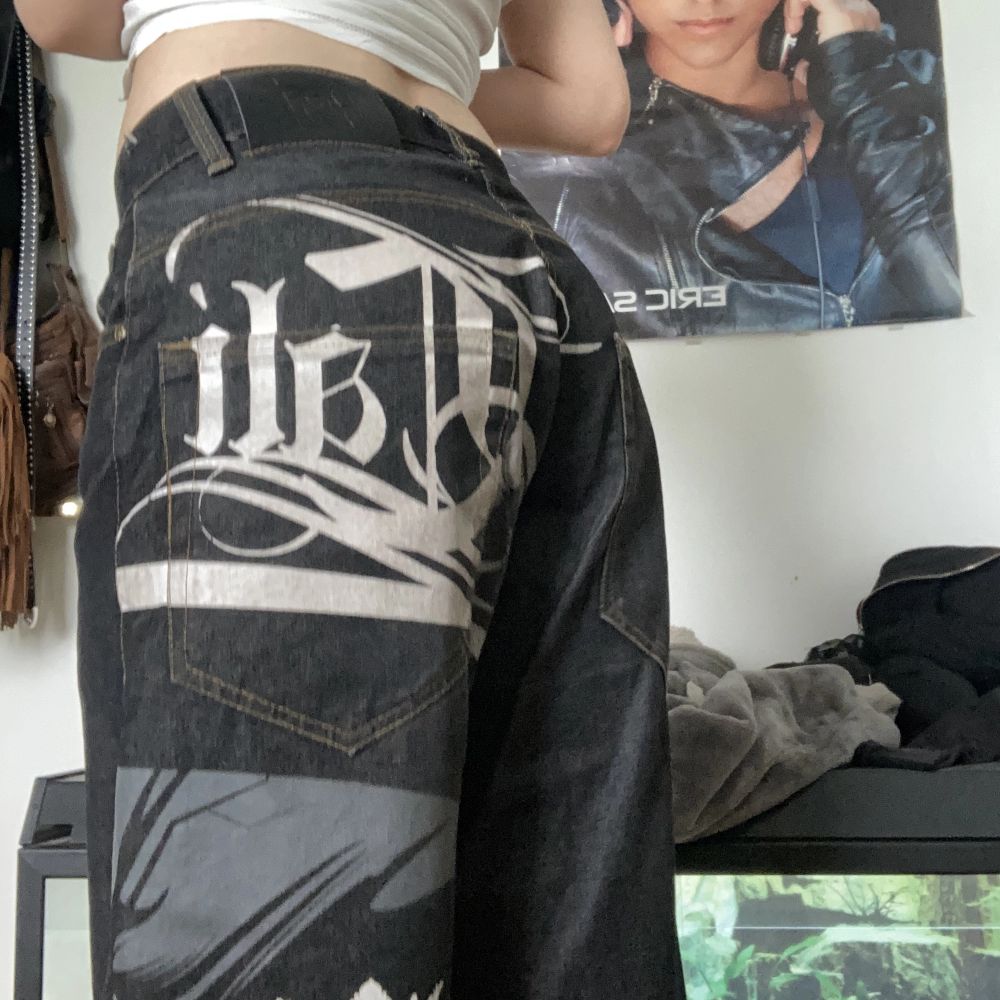 Säljer mina käraste jeans. Mycket använda men i bra skick. Lite slitet längst ner och trycket är lite slitet, men enligt mig på ett coolt sätt. Älskar dom här byxorna men tyvärr kommer det inte till användning längre då jag ändrat stil.. Jeans & Byxor.