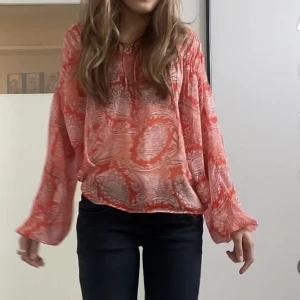 Blus - Skit snygg mönstrad blus i storlek s. Passar perfekt nu till sommaren 💗