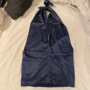 Siden topp  - Säljer den här super fina siden toppen, den sitter jätte fint på och är i bra skick då den bara än använd en gång💕