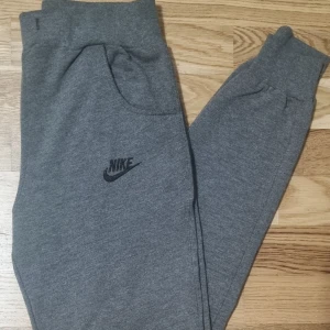 Nike mjukisbyxor - Säljer dessa mjukisbyxor utan snöre i midjan till rimligt pris. De sitter snyggt och är mjuka och bekväma. 