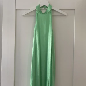 Långklänning - Säljer min super fina gröna långklänning. Klänningen är ljus i ryggen och är i Stolek S. Passar super bra till midsommar eller varför inte som balklänning? 💚💚💚använd en gång. Inga fläckar och är i nyskick