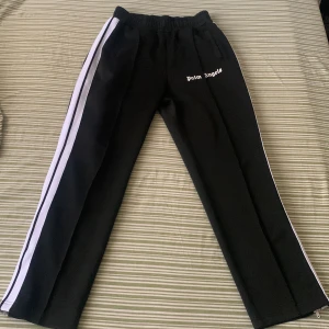 Palm angels - Jag säljer mig svarta Palm angels eftersom det passar mig inte, jag fick den som en present.