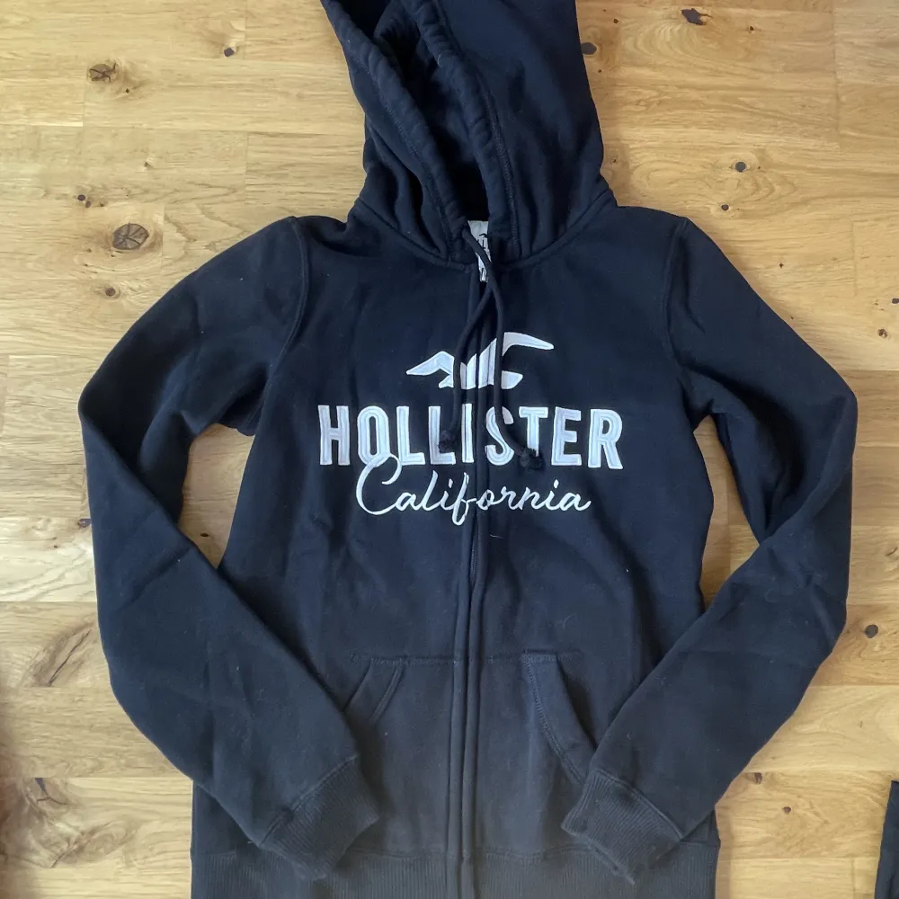 Hollister zip up. Svart, knappt använd, fint skixk, inga defekter. . Hoodies.