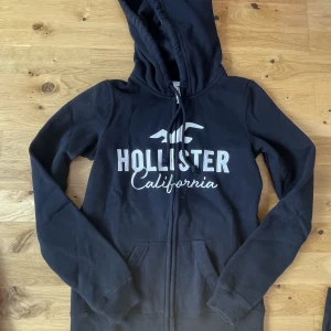 Zipup hoodie - Hollister zip up. Svart, knappt använd, fint skixk, inga defekter. 