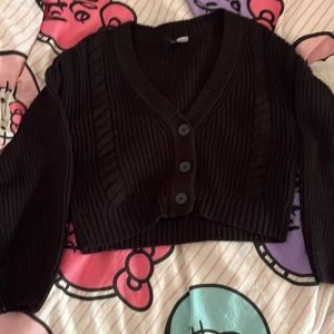 Svart kort cardigan från h&m - Säljer för att den inte kommer till användning, fint skick och har inga fläckar på sig! Använt Max 1 gång vid testning! Klicka på köp om du vill köpa, kontakta om du har frågor!