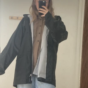 Svart regnjacka  - Skicka meddelande vid köp, PRIS INKLUSIVE FRAKT