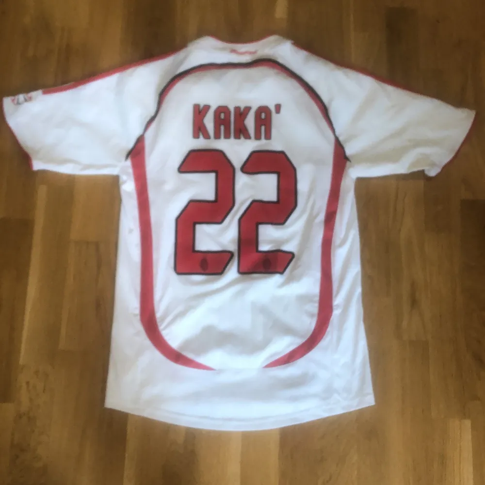 En fet retro Milan tröja från 2006-2007 säsongen i perfekt skick. Kaka är namnet din är på ryggen och tröjan är knappt använd. T-shirts.