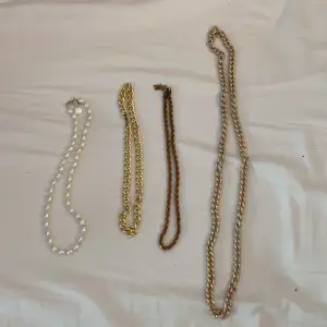Säljer 4 st halsband för billigt pris!  Alla säljs för 20kr förutom pärl halsbandet som går på 45kr,  Kontakta vid köp?