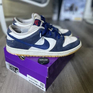 Nike dunk deep royal  - Köpte dom på Restocks   Använda mycket Storlek 45 Byte kan vara intressant kom med ett bud annars Mvh Oscar 