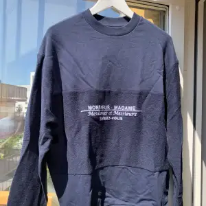 Marinblå oversized sweatshirt köpt på Asos. Storlek M.  Har du några frågor eller vill se fler bilder så kommentera gärna! :)