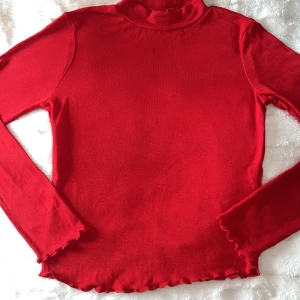 Röd tröja  - Tröja från ginatricot i storlek s. Bra skick, inga skavanker.❣️