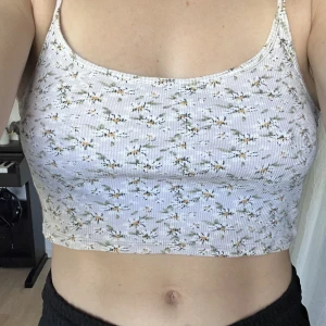 Lila linne - Ett supersött lila linne från hollister i storlek S som är i bra skick och perfekt för sommaren 🌸🌸🌸