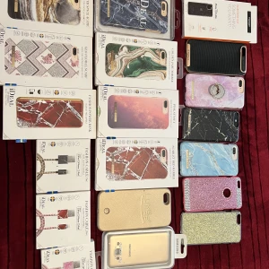 Mobil skal, usb laddare till salu - Fina mobil skal och usb laddare säljes till fyndpris.  Flera är helt oanvända, och i dess orginal förpackning.  Pris från 50 kr.   Vill man köpa fler så kan man få lägre pris.  Skalen passar för iphone 8/7/6/6s plus, iphone 11 pro max, samsung galaxy J30.