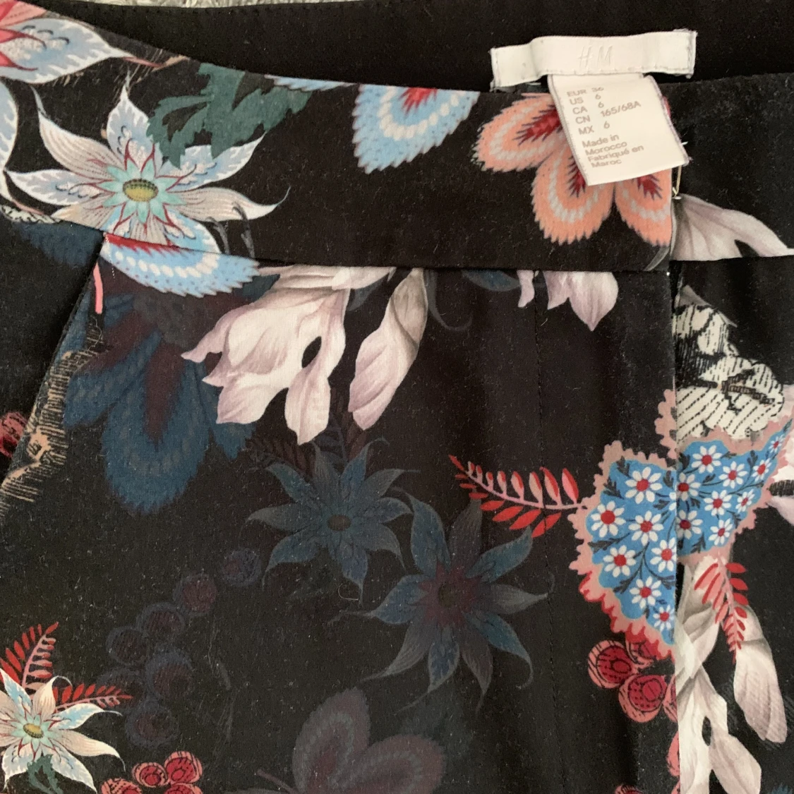Högmidjade svarta blom mönstriga byxor  - 91