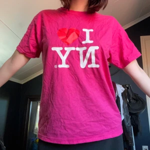 I love NY tshirt  - Rosa Tshirt med tryck. Storlek L