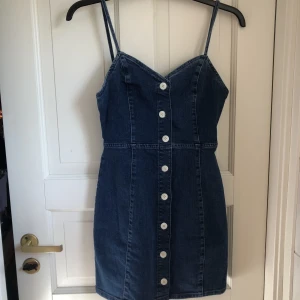 Jeansklänning - Jeansklänning från zara i storlek s. Använd fåtal gånger. Nypris ca 550 kr