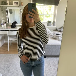 Tröja - Säljer denna randiga tröja från Nakd💕använts ca 5 gånger så är i väldigt fint skick!