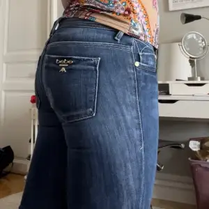 !!GÅR ATT PRUTA!! Vintage bebe jeans. Köpt second hand men aldrig använda av mig och i mycket bra skick. Säljer då de är för små för mig. Kan skicka fler bilder ifall ni är intresserade. Storlek 28 men skulle säga att de är lite större