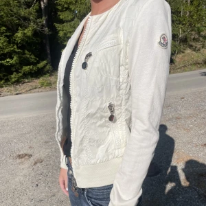 Moncler cardigan  - Vi Moncler cardigan i storlek 0 som motsvarar xs, köpt från Vestiaire i september 2022. Använd 4 gånger.  Köparen står för frakten.