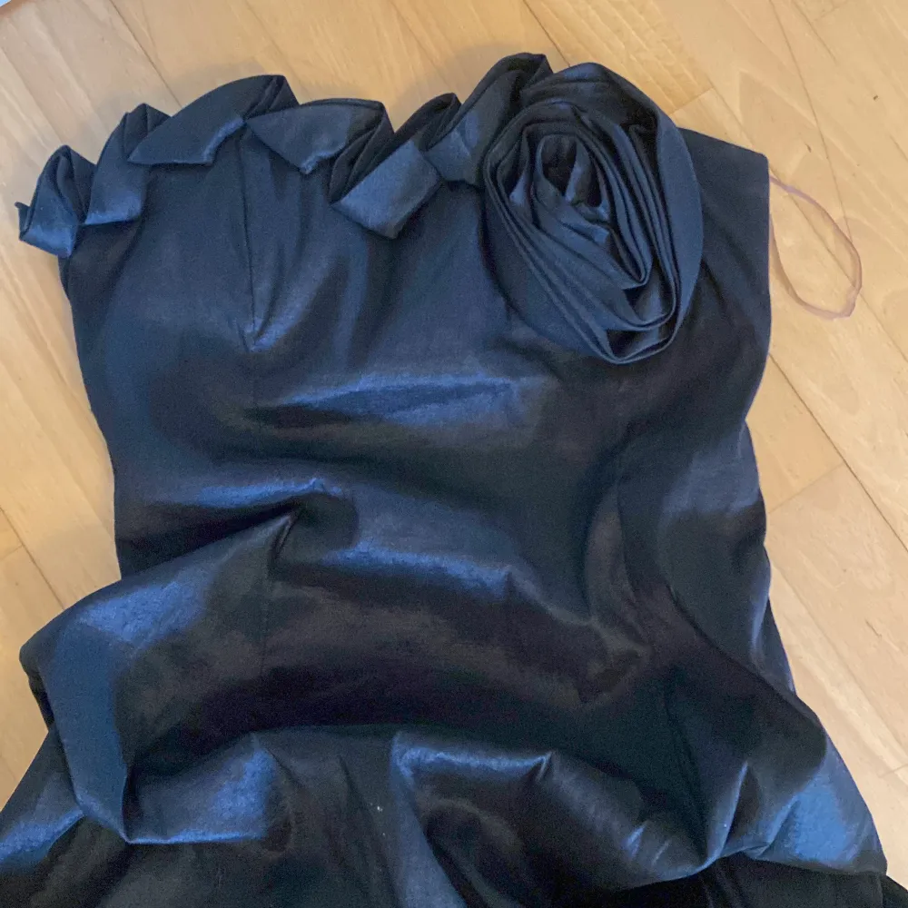 Säljer en svart klänning med kavaj den köptes för typ 900kr har bara använts 1 gång så säljer för 400kr men priset kan diskuteras. Storlek L.. Klänningar.