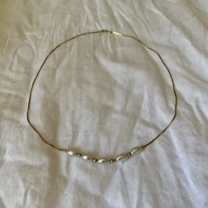 Guldhalsband  - Superfint guldigt halsband med pärlor. Frakt tillkommer på 18 kr 🌼