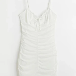 Klänning  - Vit klänning. Perfekt till student/skolavslutning eller liknande. Ej kommit till användning därav är klänningen i så gott som nyskick. 