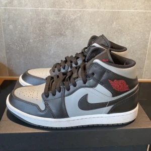 Jordan 1 - Ett par Jordan 1 mid som knappt använts. Säljer dom för jag inte använder dom. Skick 8,5/10. Det enda negativa är att det är ett mycket litet hål på insidan i tyget bakom hälen men inget som märks. Köpta från Restocks. Nypris är 2200. Box medföljer!