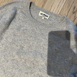 Oanvänd tröja från Soft Goat  - Oanvänd tröja från Soft Goat.  100% cashmere  Storlek: S  Kommer från ett rök- och djurfritt hem 