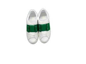 Valentino garavani open sneakers - Hejsan säljer dessa identiska Valentino sneakers (Finns flera färger). Medföljer kvitto box alltsa alla OG. Vid fragor om skorna eller andra produkter skriv gärna pá dms :)