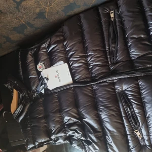 Moncler gui väst  - Säljer moncler gui väst endast provad men var för stor inköpt på monclers hemsida. 
