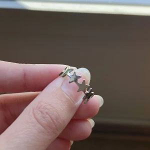 Ring - Superfin silvrig ring som är typ Stockholmsstil! Typ oanvänd! Frakten är postnord frimärke, 15kr! Postar snabbt och skickar postbevis! 🤍✨