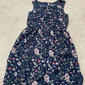 Klänning  - En blommig somrig klänning💗använd ett fåtal gånger 