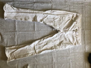 Straight fit Levis - Använd fåtal gånger men lite smuts där nere (se bild) men annars inget stort och fläckrent