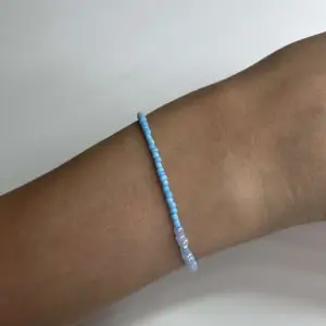 Ett ljusblått armband i storlek s, det finns i fler storlekar om man vill ha, kontakta om du är intresserad!💕💗
