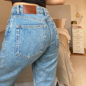 Jeans Zara - Säljer dessa jeans från Zara, då de inte längre kommer till användning! Dom är raka i modellen och mid waist. Jag är 1.64 och dom passar jättebra, men lite långa på mig. 💓