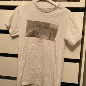Fin T-shirt med fresh Prince tryck, bilden på Will (framsidan) är lite urtvättad men annars ser den helt ny ut 