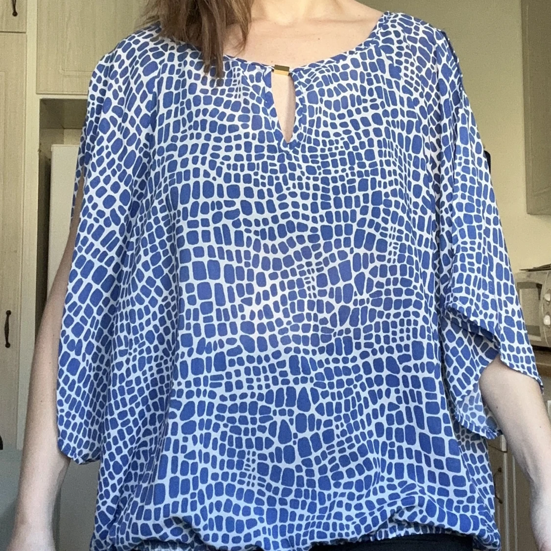 Mönstrad blå blus