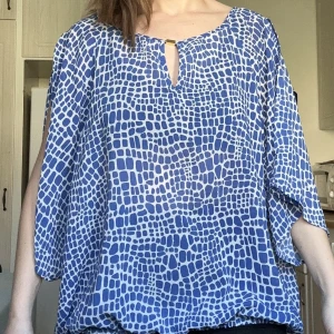 Mönstrad blå blus - Mönstrad blå blus. Gott skick, knappt använd. Slitsad vid axlarna. Storlek 44. Upphämtas i centrala Handen eller Mariatorget, Södermalm. Betalning via Swish. 