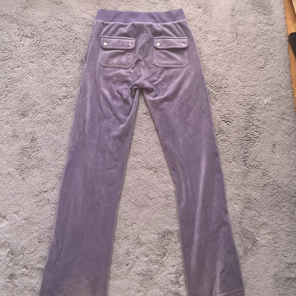 Säljer nu mina fina lila Juciy byxor. De är använda några få gånger och är i bra skick. Köpta för 880 men säljer för 750. Kontakta vid intresse. Storlek XS men funkar för mig som har XXS. Jeans & Byxor.
