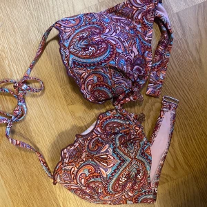 Bikiniöverdel h&m - Jättefin bikiniöverdel som är för liten för mig. Se strl på bild 3. Använd köp nu💞