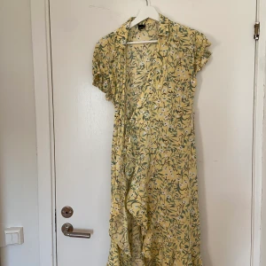 Omlottklänning från GinaTricot - Knappt använd klänning från Gina tricot