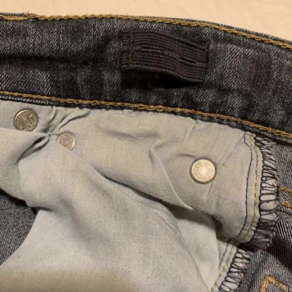 Ett par Slim Taper Levi’s jeans i storlek 16A. Säljs pga att jeansen är för långa. Använd endast 1 gång. Midjemått: 70 cm innerbenlängd: 75,5 cm Köparen står för frakten!! Defekter: en midjeresår har gått av, läderlappen på baksidan håller på och gå av. Jeans & Byxor.
