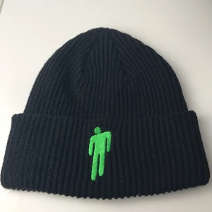 Billie Eilish beanie💚🖤 - [Kontakta innan köp‼️] En Billie Eilish beanie från när hon hade mer grönt 💚Säljer pga jag inte lyssnar på henne mer. 🖤