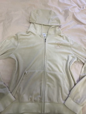  Juicy couture  -  jag säljer den här koftan den är bra skick och är från kids bränd store 