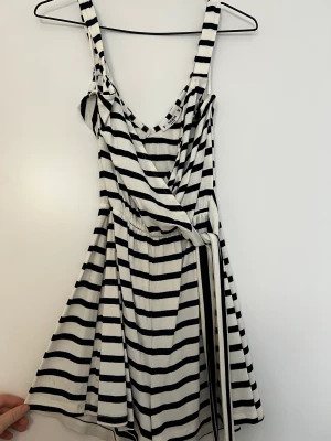 Jumpsuit från pull & bear - Randig jumpsuit med köpte och omlott i urringningen