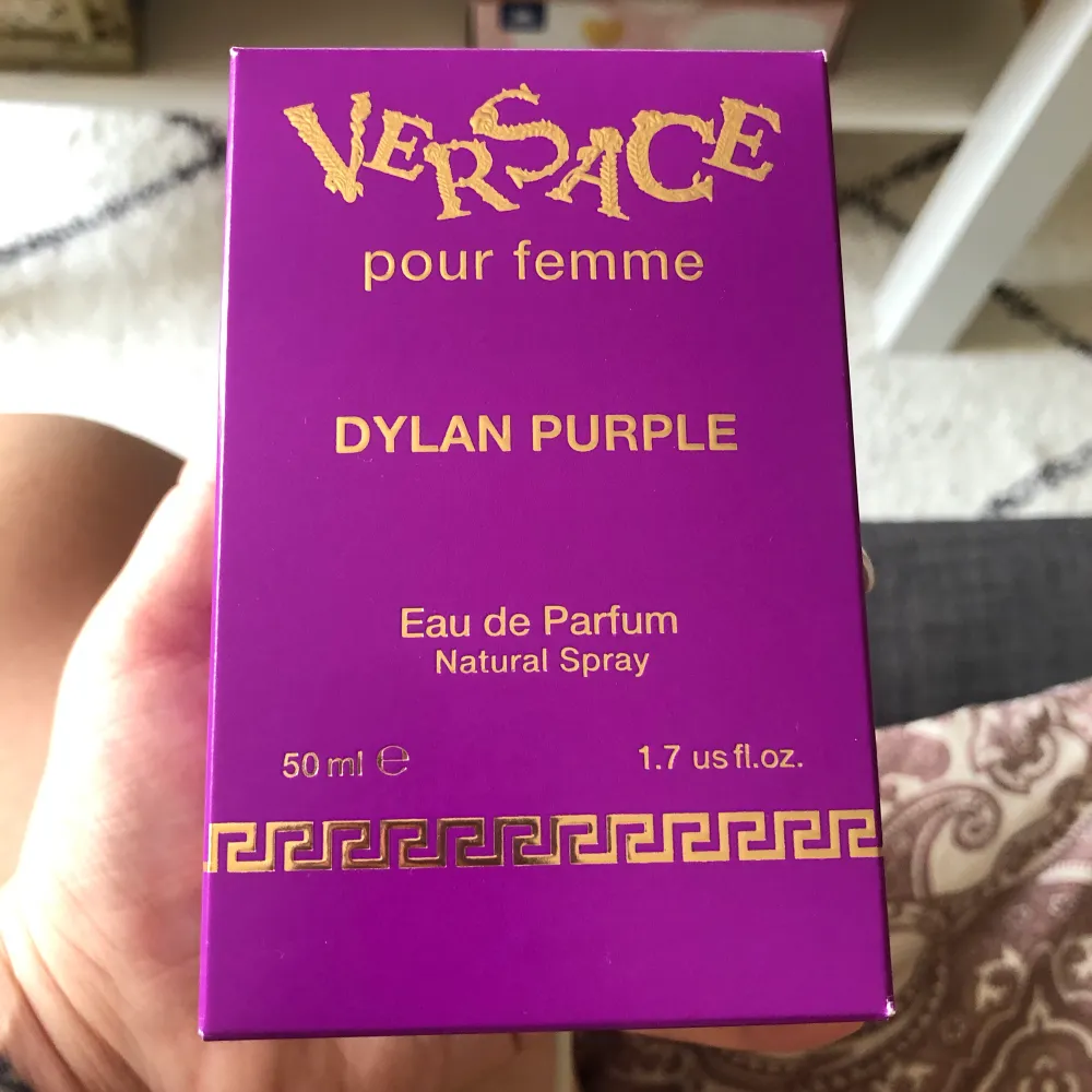 Säljer min versace parfym som jag nyss köpt för 599kr. Det är en 50 ml och den är endast öppnad och testad. Kvitto finns. Övrigt.
