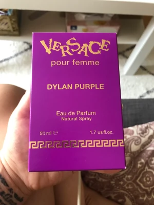 Versace parfym  - Säljer min versace parfym som jag nyss köpt för 599kr. Det är en 50 ml och den är endast öppnad och testad. Kvitto finns