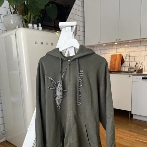 One of one hoodie  - One of one hoodie med rhinestones, alla stenar är kvar. Säljs inte längre och är köpt på deras hemsidan för 1200kr. Den är använd men i väldigt fint skick