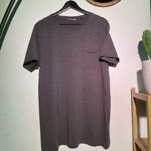 T-Shirt Vailent  - Grå lång T-shirt från Carlings.  Medium, men lång. Längd 77 cm